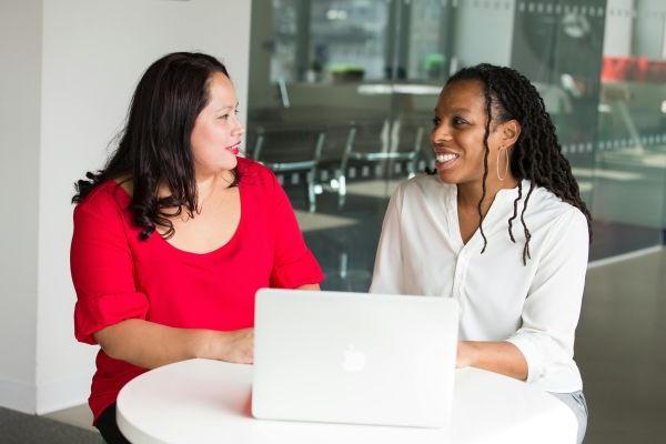 Christina Morillo摄:http://www.pexels.com/photo/woman-in-red-shirt-beside-woman-in-white-shirt-1181724/