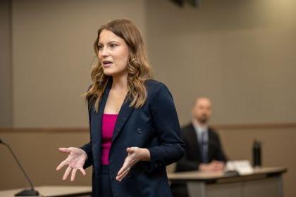 法律 student Sarah Bridge ’26 competes in the Ben Franz First-Year Mock Trial Competition in 2023.